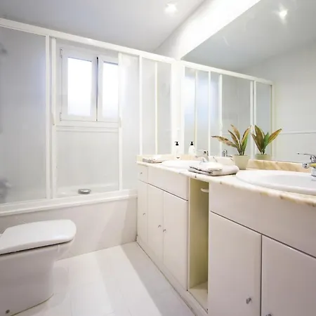 Holiday home Stunning In With Jacuzzi *